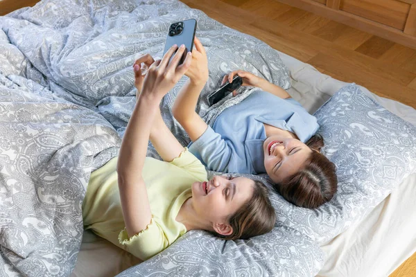 Experience Hanok Korean Traditional House_Korean Caucasian Girls Watching Smartphone — Foto de Stock