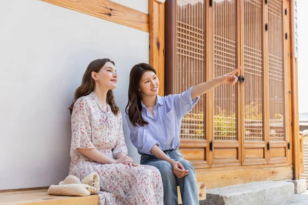 Experience Hanok Korean Traditional House_Korean Caucasian Girls Looking Landscape — Stockfoto