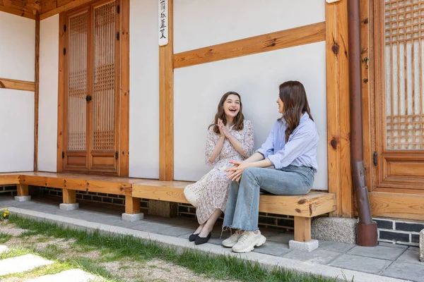 Experience Hanok Korean Traditional House_Korean Caucasian Girls Chatting — стоковое фото