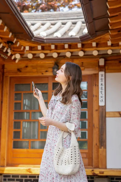 Experience Hanok Korean Traditional House_Caucasian Girl Taking Photo — Fotografia de Stock