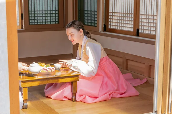 Korean Caucasian Girls Experiencing Traditional Tea Ceremony Hanok Korean Traditional —  Fotos de Stock