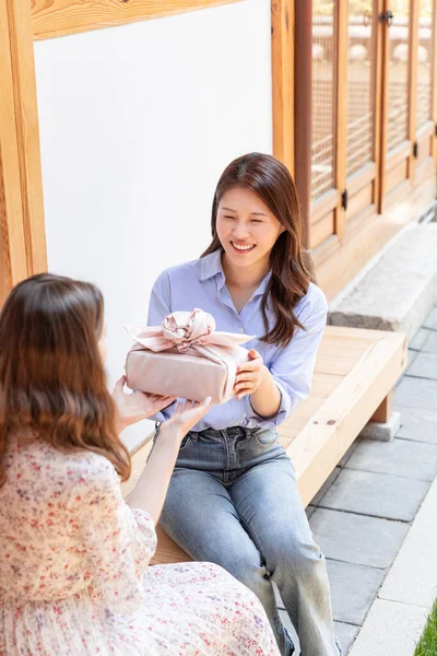 Experiencing Korean Traditions Hanok_Korean Girl Giving Souvenir Caucasian Girl — ストック写真