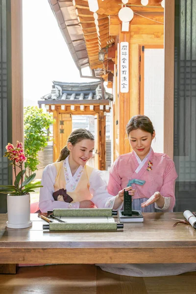 Korean Caucasian Girls Experiencing Traditional Calligraphy Hanok Korean Traditional House — Stockfoto