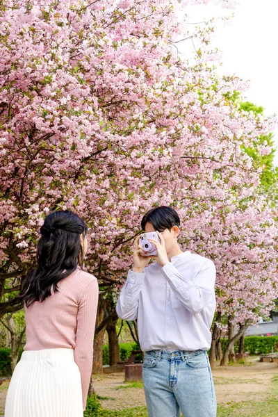 Korean Asian Couple Enjoying Spring Date_Taking Photo — Stock Photo, Image