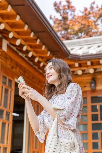 Experience Hanok Korean Traditional House_Caucasian Girl Taking Photo — стокове фото