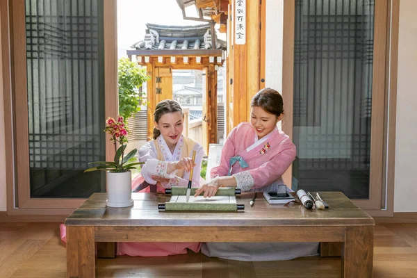 Korean Caucasian Girls Experiencing Traditional Calligraphy Hanok Korean Traditional House — стоковое фото