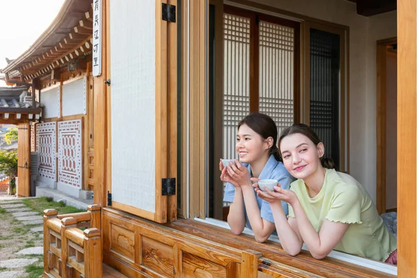 Experience Hanok Korean Traditional House_Korean Caucasian Girls Drinking Tea — 스톡 사진