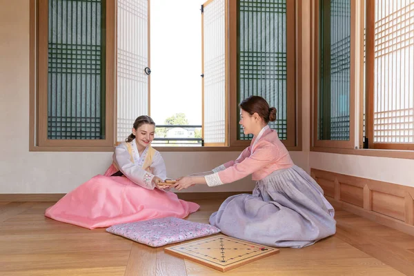 Korean Caucasian Girls Wearing Hanbok Playing Yut Korean Traditional Board — Foto Stock
