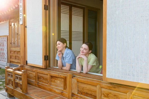 Experiencing Korean Traditions Hanok_Korean Caucasian Girls Having Cozy Time —  Fotos de Stock