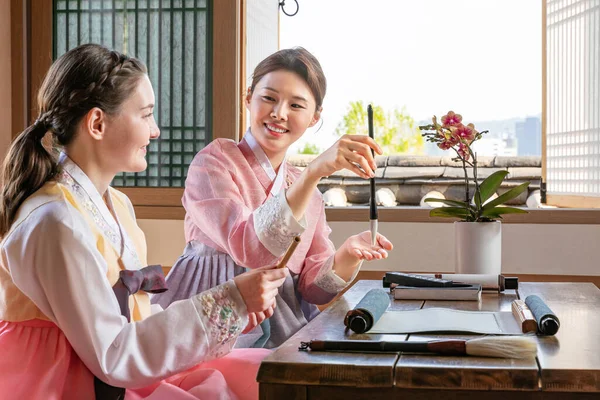 Korean Caucasian Girls Experiencing Traditional Calligraphy Hanok Korean Traditional House — стоковое фото