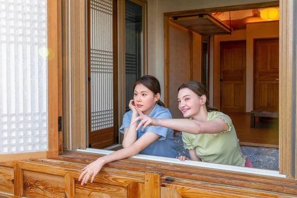 Experience Hanok Korean Traditional House_Korean Caucasian Girls Looking Window — Stok Foto