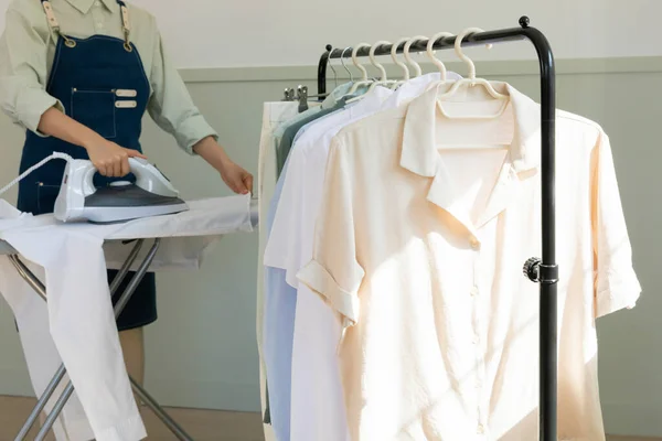 Estetik Çamaşır Konsepti Elbise Askılığı Arka Planında Ütü Gömleği — Stok fotoğraf