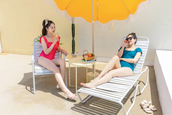 友達と夏休み旅行のコンセプトシリーズ_韓国の美しいアジアの若い女性が日なたぼっこをする — ストック写真