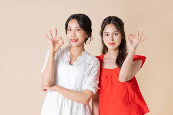 Літня Відпустка Друзями Концептуальна Серія Корейські Красиві Азіатські Молоді Жінки — стокове фото