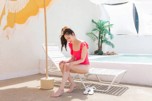Κορεάτισσα Όμορφη Νεαρή Γυναίκα Που Εφαρμόζει Αντηλιακή Κρέμα Ενώ Κάθεται — Φωτογραφία Αρχείου