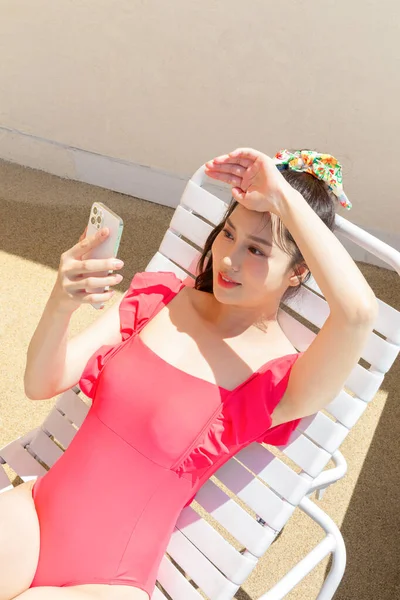 Verão Férias Concept Korean Bela Asiático Jovem Mulher Usando Smartphone — Fotografia de Stock