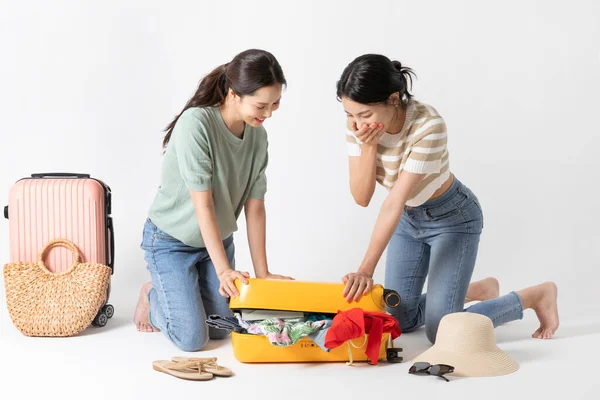 Προετοιμασία Για Ένα Καλοκαιρινό Ταξίδι Κορεάτισσες Όμορφες Νεαρές Γυναίκες Συσκευασίας — Φωτογραφία Αρχείου