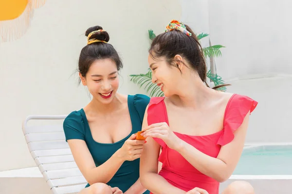Δύο Κορεάτισσες Όμορφες Νεαρές Γυναίκες Που Χρησιμοποιούν Αντηλιακή Κρέμα Κοντά — Φωτογραφία Αρχείου