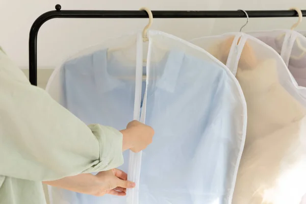 Estetik Çamaşır Konsepti Kuru Temizlemeden Sonra Temiz Giysileri Plastik Poşetlerle — Stok fotoğraf