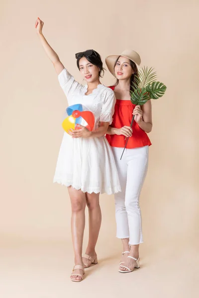 Summer Vacation Trip Friends Concept Series_Korean Beautiful Asian Young Women — Stock Photo, Image