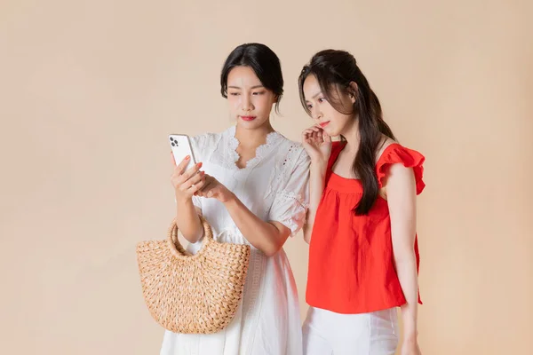 友達と夏休み旅行のコンセプトシリーズ_韓国の美しいアジアの若い女性がスマートフォンを見て心配 — ストック写真