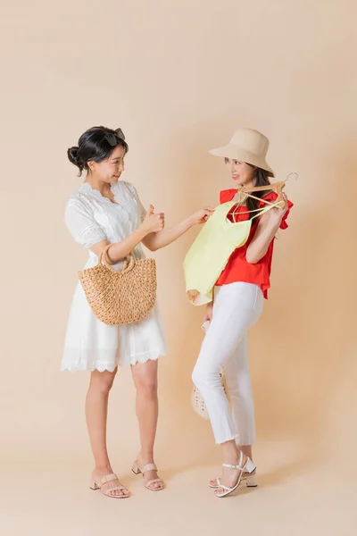 Duas Meninas Asiáticas Vestindo Roupas Moda Verificando Maiô Amarelo — Fotografia de Stock