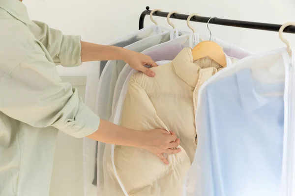 Estetiskt Tvättkoncept Omfattar Rena Kläder Plastpåsar Efter Kemtvätt — Stockfoto