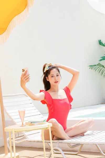 Yaz Tatili Konsepti Koreli Güzel Asyalı Genç Bir Kadın Güneşlenirken — Stok fotoğraf