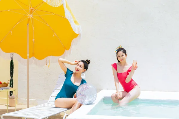 Duas Mulheres Bonitas Coreanas Piscina Com Bola Inflável Bebidas Coquetel — Fotografia de Stock