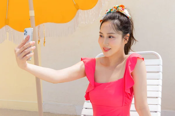 Verão Férias Concept Korean Bela Asiático Jovem Mulher Tomando Selfie — Fotografia de Stock