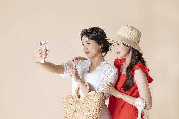 友達と夏休み旅行のコンセプトシリーズ_韓国の美しいアジアの若い女性が自画撮り — ストック写真