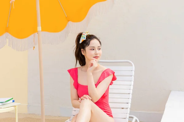 Καλοκαιρινές Διακοπές Concept Korean Όμορφη Ασιατική Νεαρή Γυναίκα Κάθεται Λάβει — Φωτογραφία Αρχείου