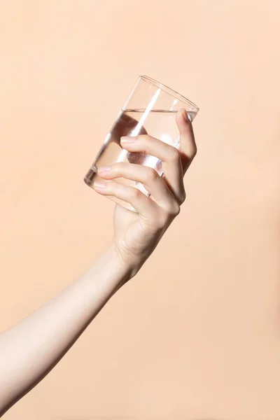 Schönheit Hände Motion Series Holding Water Cup — Stockfoto