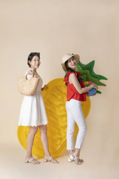 Nyári Nyaralás Kirándulás Barátokkal Koncepció Sorozat Koreai Gyönyörű Ázsiai Fiatal — Stock Fotó