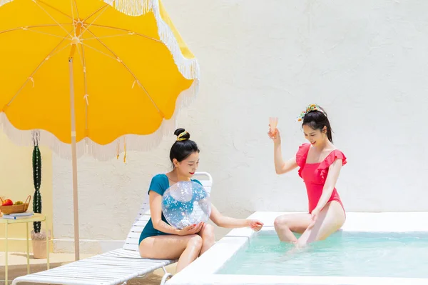 Duas Mulheres Bonitas Coreanas Piscina Com Bola Inflável Bebidas Coquetel — Fotografia de Stock