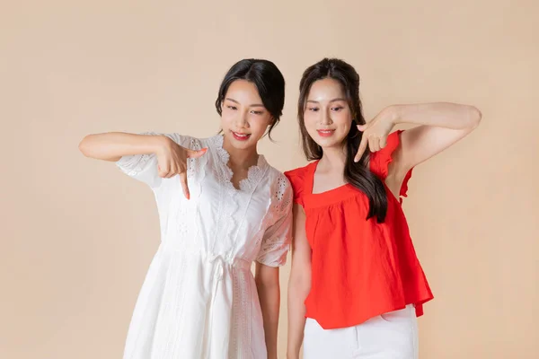 Літня Подорож Друзями Концепт Шоу Про Красивих Азійських Молодих Жінок — стокове фото
