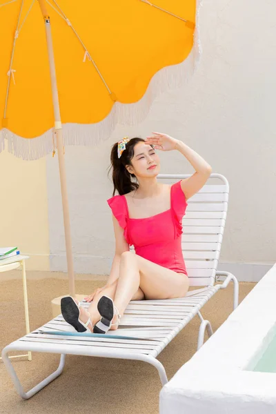 Conceito Férias Verão Coreano Bela Mulher Asiática Cobrindo Rosto Mão — Fotografia de Stock