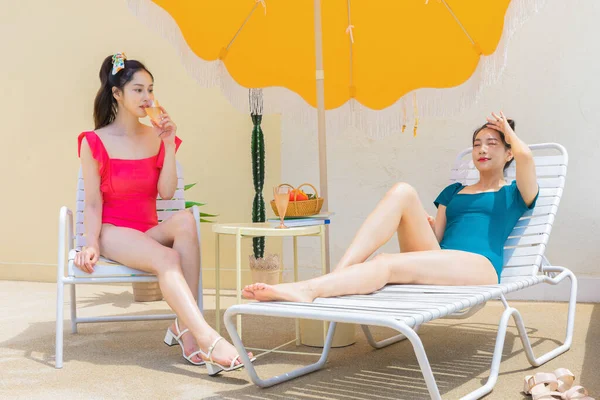 Arkadaşlık Konsepti Serisiyle Yaz Tatili Koreli Güzel Asyalı Genç Kadınlar — Stok fotoğraf