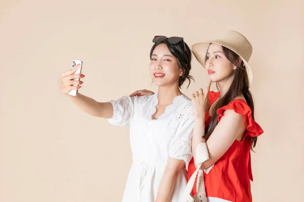 친구들 컨셉트 시리즈 Korean Beautiful Asian Young Women Taking Selfie — 스톡 사진