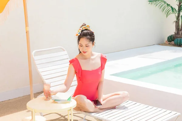 Zomervakantie Concept Korean Mooie Aziatische Jonge Vrouw Zitten Neem Een — Stockfoto