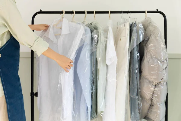 Estetik Çamaşır Konsepti Kuru Temizlemeden Sonra Temiz Gömleklerle Rafları Kontrol — Stok fotoğraf