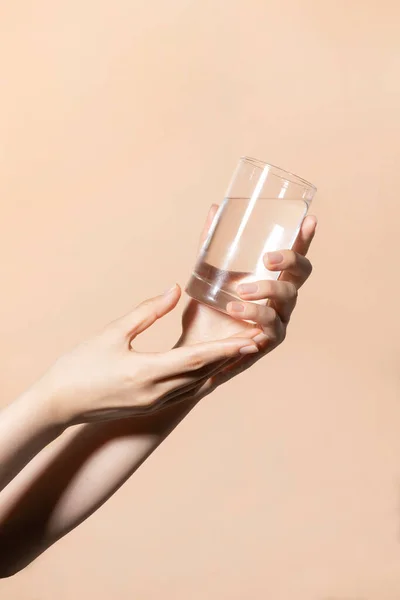 Schönheit Hände Motion Series Holding Water Cup — Stockfoto