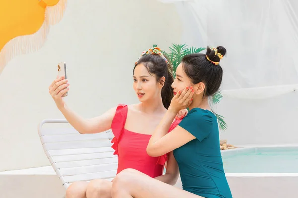 Summer Vacation Trip Friends Concept Series_Korean Beautiful Asian Young Women — Stock Photo, Image
