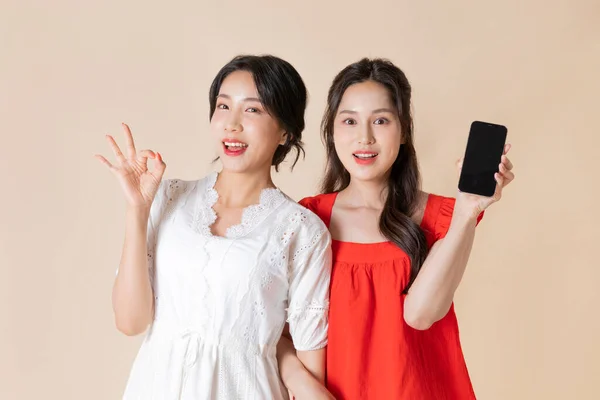 友達と夏休み旅行のコンセプトシリーズ_韓国の美しいアジアの若い女性と手の動き — ストック写真