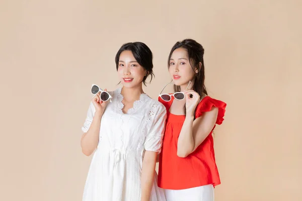 친구들 컨셉트 시리즈 Korean 아름다운 Asian 여성들 선글라스를 — 스톡 사진