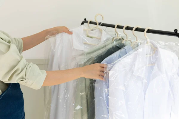 Estética Lavanderia Concept Person Verificando Rack Com Camisas Limpas Sacos — Fotografia de Stock