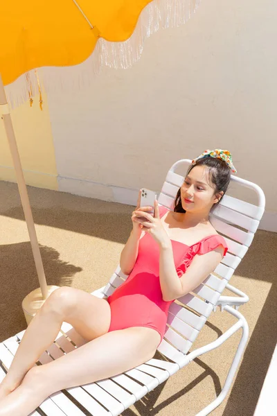 Καλοκαιρινές Διακοπές Concept Korean Όμορφη Ασιατική Νεαρή Γυναίκα Χρησιμοποιώντας Smartphone — Φωτογραφία Αρχείου