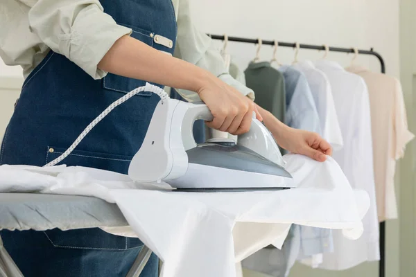 Estetyczne Pranie Concept Ironing Shirt Tłem Wieszak Ubrania — Zdjęcie stockowe