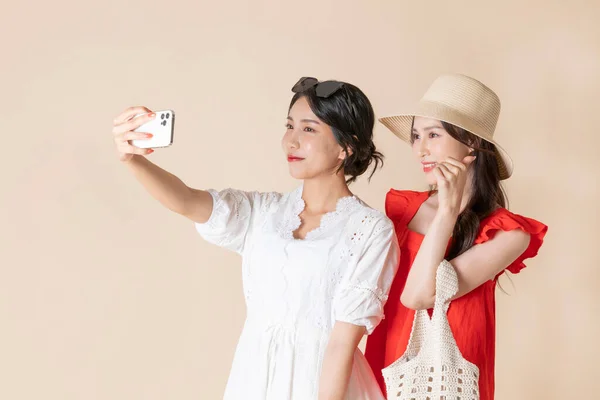 친구들 컨셉트 시리즈 Korean Beautiful Asian Young Women Taking Selfie — 스톡 사진