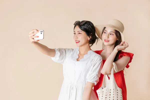 친구들 컨셉트 시리즈 Korean Beautiful Asian Young Women Taking Selfie — 스톡 사진
